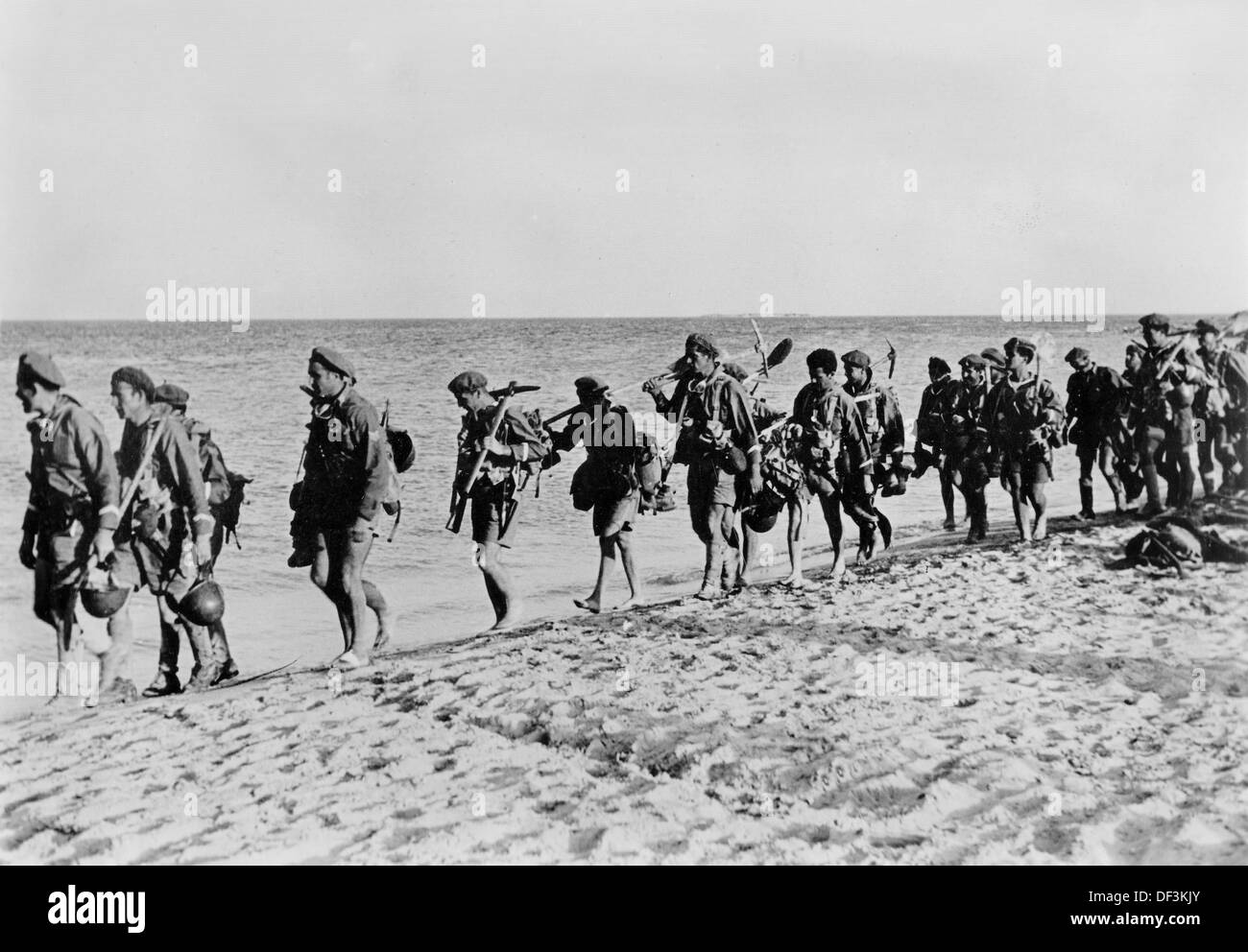 Das Bild der Nazi-Propaganda! Zeigt italienische Soldaten des Seebataillons „San Marco“, das am 3. Oktober 1942 in Libyen am Meer in der Nähe von Tobruk spaziert. Fotoarchiv für Zeitgeschichte Stockfoto