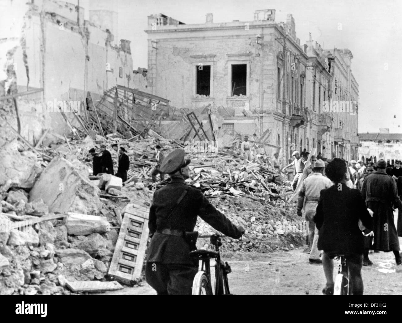 Das Bild der Nazi-Propaganda! Zeigt Häuser in Tripolis, Libyen, die bei englischen Bombenangriffen zerstört wurden, veröffentlicht am 31. Januar 1942. Fotoarchiv für Zeitgeschichte Stockfoto