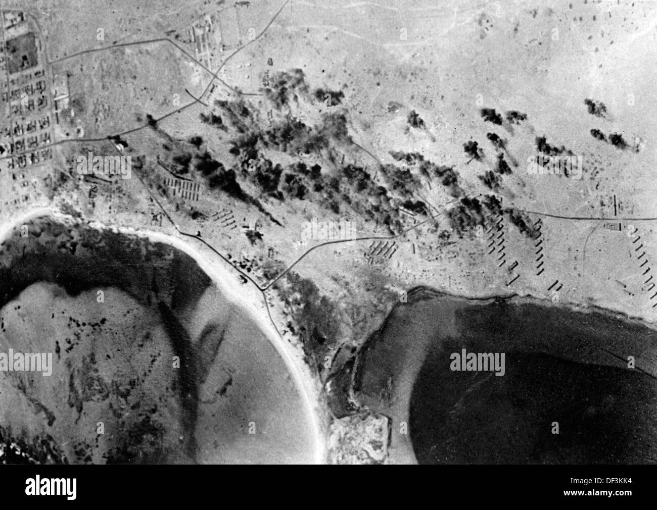 Das Luftfoto der Nazi-Propaganda zeigt einen Angriff auf eine Basis der britischen Armee in Marsa Matruh, Ägypten, der am 3. September 1940 veröffentlicht wurde. Fotoarchiv für Zeitgeschichte Stockfoto
