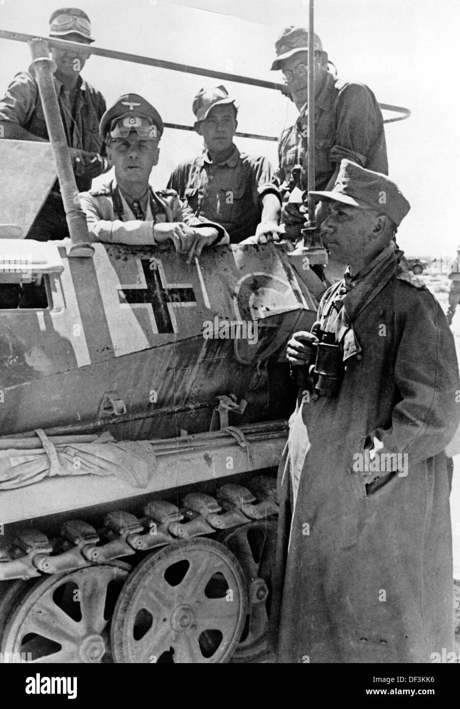 Feldmarschall Erwin Rommel (2 l) ist während der Besetzung von Tobruk im Juni 1942 am Boden abgebildet. Die Nazi-Propaganda! Auf der Rückseite des Bildes ist datiert vom 22. Juni 1942: "Die Schlacht von Tobruk. Der Eroberer von Tobruk, Feldmarschall Rommel, auf dem Schlachtfeld. Fotoarchiv für Zeitgeschichte Stockfoto