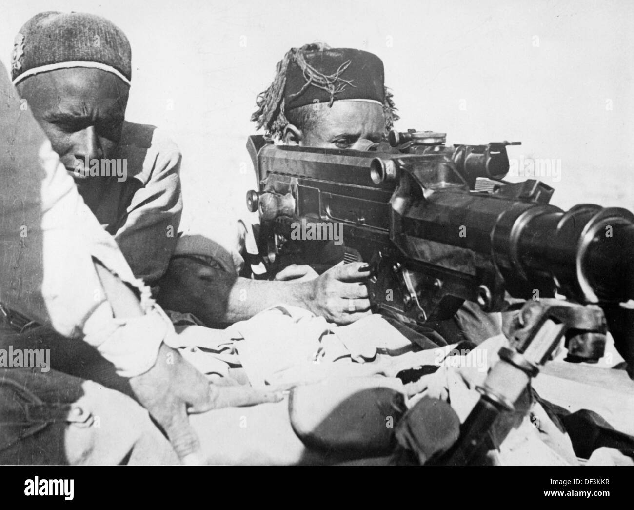 Das Bild der Nazi-Propaganda! Zeigt italienische Kolonialsoldaten während einer Kampfmission in Ägypten, veröffentlicht am 4. Februar 1941. Ort unbekannt. Fotoarchiv für Zeitgeschichte Stockfoto