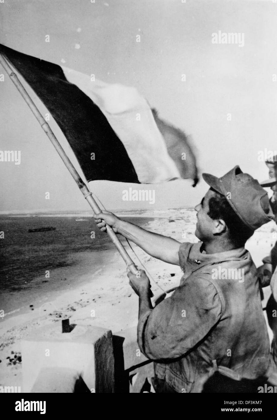 Das Bild der Nazi-Propaganda! Stellt einen italienischen Soldaten dar, der die italienische Flagge in Marsa Matruh in Ägypten fliegt, veröffentlicht am 24. Juli 1942. Fotoarchiv für Zeitgeschichte Stockfoto