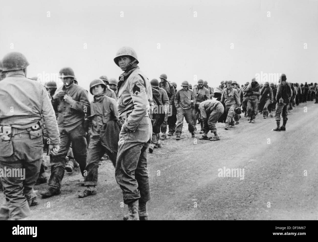 Das Bild von der Nazi-Propaganda! zeigt gefangenen amerikanischen Soldaten auf einem Sammelplatz in Tunesien, am 8. März 1943 veröffentlicht. Ort unbekannt. Foto: Berliner Verlag/Archiv Stockfoto