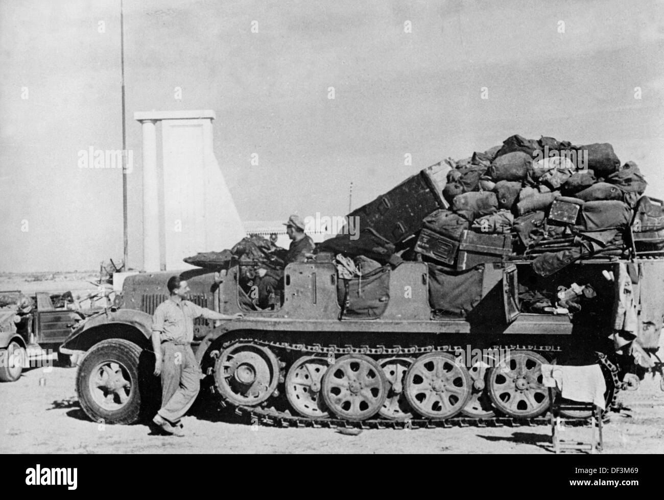 Das Bild der Nazi-Propaganda! Zeigt das Gepäck des Deutschen Afrikakorps auf einem Fahrzeug der deutschen Wehrmacht in Tunesien, veröffentlicht am 26. Februar 1943. Ort unbekannt. Fotoarchiv für Zeitgeschichte Stockfoto