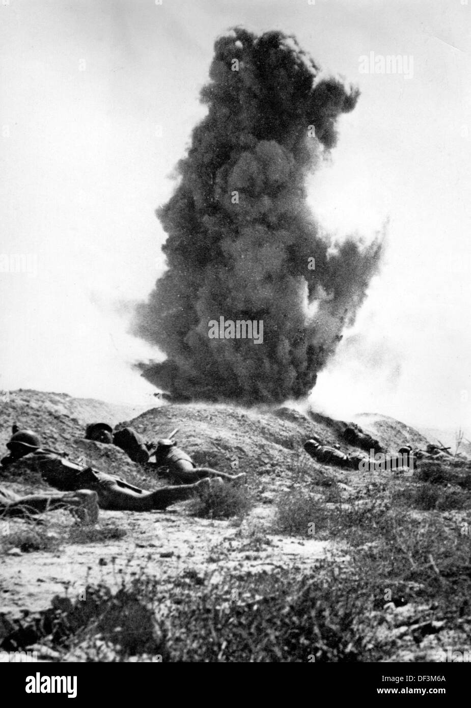 Das Bild der Nazi-Propaganda! Abbildung: Ein italienischer Soldat, der sich vor Detonationen an der libyschen Front schützt, veröffentlicht am 19. Dezember 1942. Ort unbekannt. Fotoarchiv für Zeitgeschichte Stockfoto