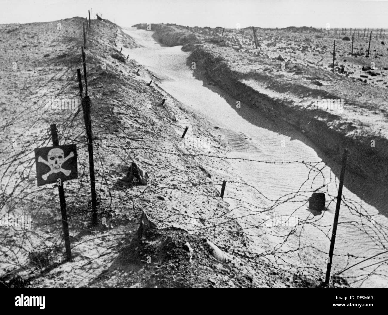 Das Bild der Nazi-Propaganda! In der am 10. Juli 1042 veröffentlichten Abbildung ist eine Basis der britischen Armee dargestellt, die mit Zäunen und Schützengräben in Marsa Matruh in Ägypten gesichert ist. Fotoarchiv für Zeitgeschichte Stockfoto