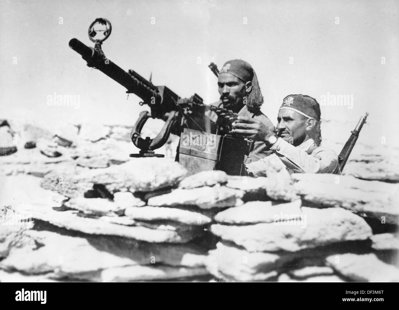 Das Bild der Nazi-Propaganda! Stellt italienische Kolonialsoldaten während einer Kampfmission in Nordafrika dar, die am 29. Januar 1943 veröffentlicht wurde. Fotoarchiv für Zeitgeschichte Stockfoto