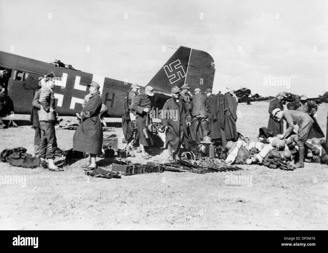 Das Bild der Nazi-Propaganda! Zeigt Soldaten der deutschen Wehrmacht bei ihrer Ankunft in Tunesien, veröffentlicht am 6. Januar 1943. Ort unbekannt. Fotoarchiv für Zeitgeschichte Stockfoto