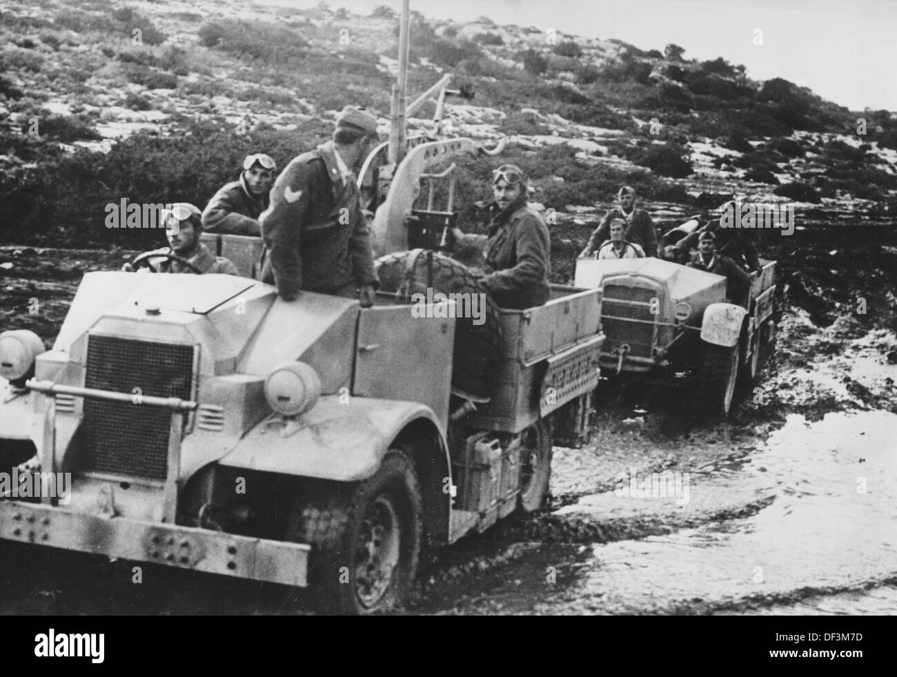 Das Bild der Nazi-Propaganda! Zeigt Soldaten der italienischen Artillerie, die durch Cyrenaica in Libyen fahren, veröffentlicht am 29. Januar 1941. Ort unbekannt. Fotoarchiv für Zeitgeschichte Stockfoto