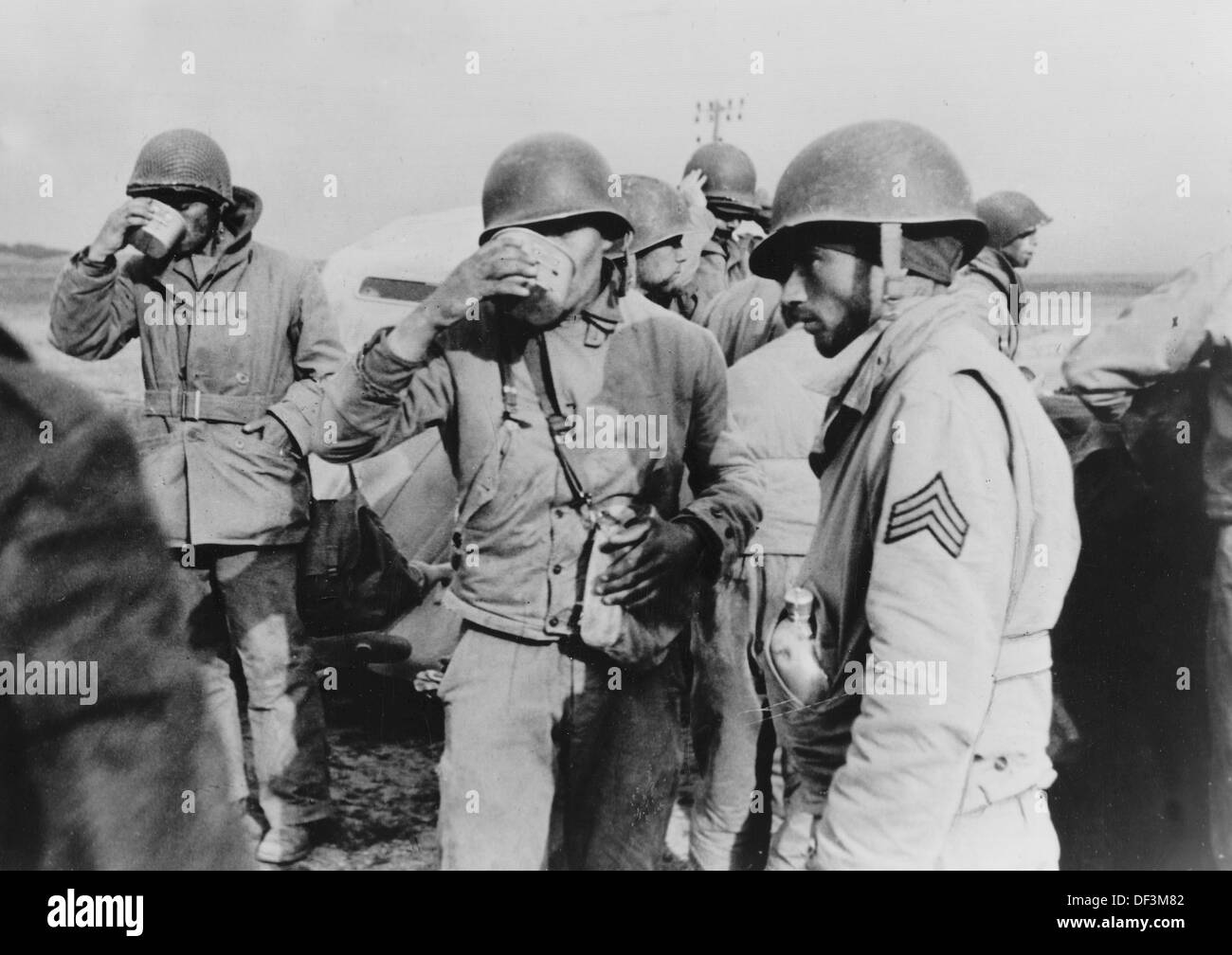 Das Bild von der Nazi-Propaganda! zeigt gefangenen amerikanischen Soldaten auf einem Sammelplatz in Tunesien, am 9. März 1943 veröffentlicht. Ort unbekannt. Foto: Berliner Verlag/Archiv Stockfoto