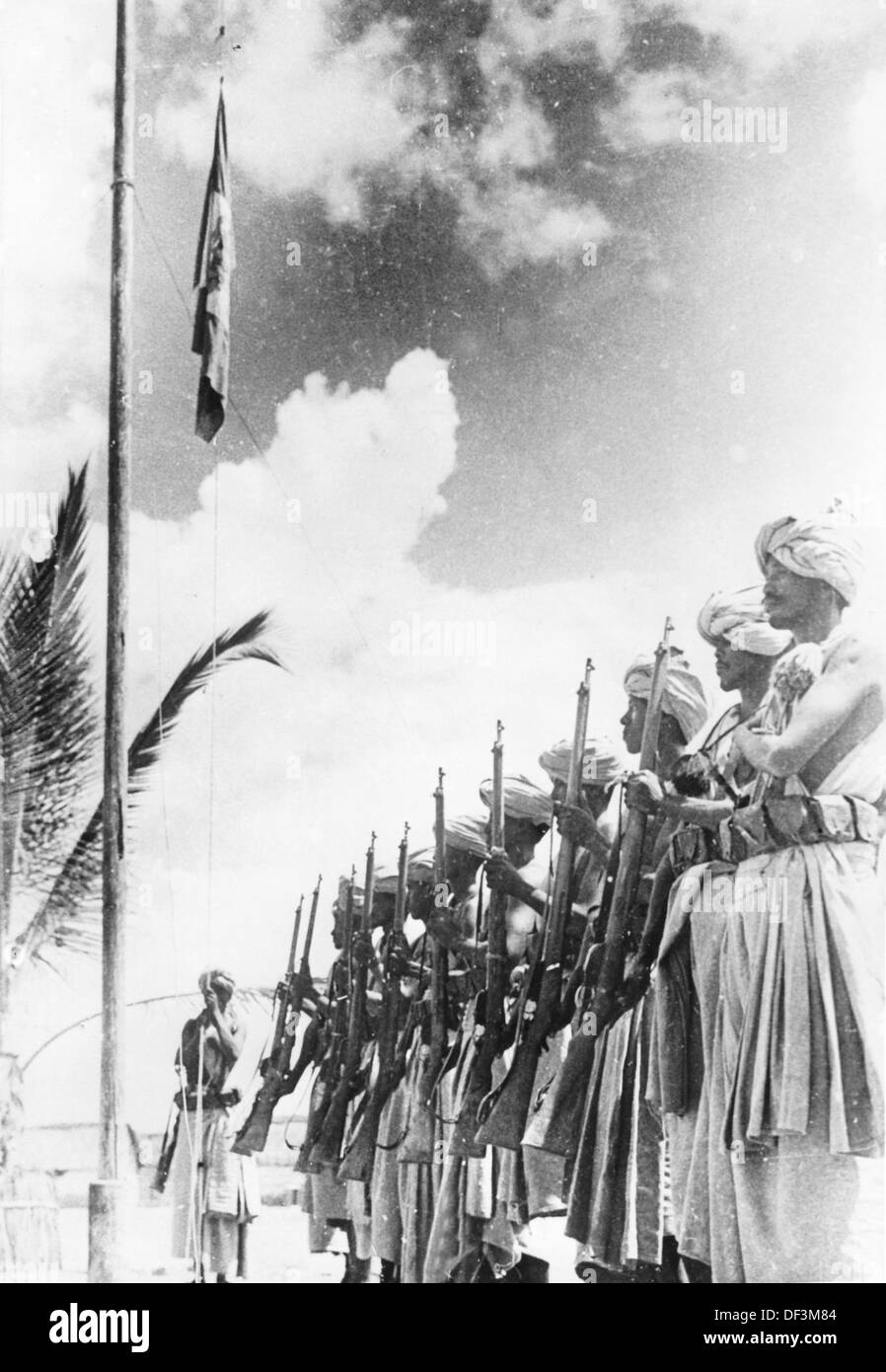 Das Bild der Nazi-Propaganda! Zeigt koloniale Soldaten der italienischen Truppen - so genannte "Dubats" - während einer Flaggenparade in Nordafrika, die am 2. Januar 1941 veröffentlicht wurde. Ort unbekannt. Fotoarchiv für Zeitgeschichte Stockfoto