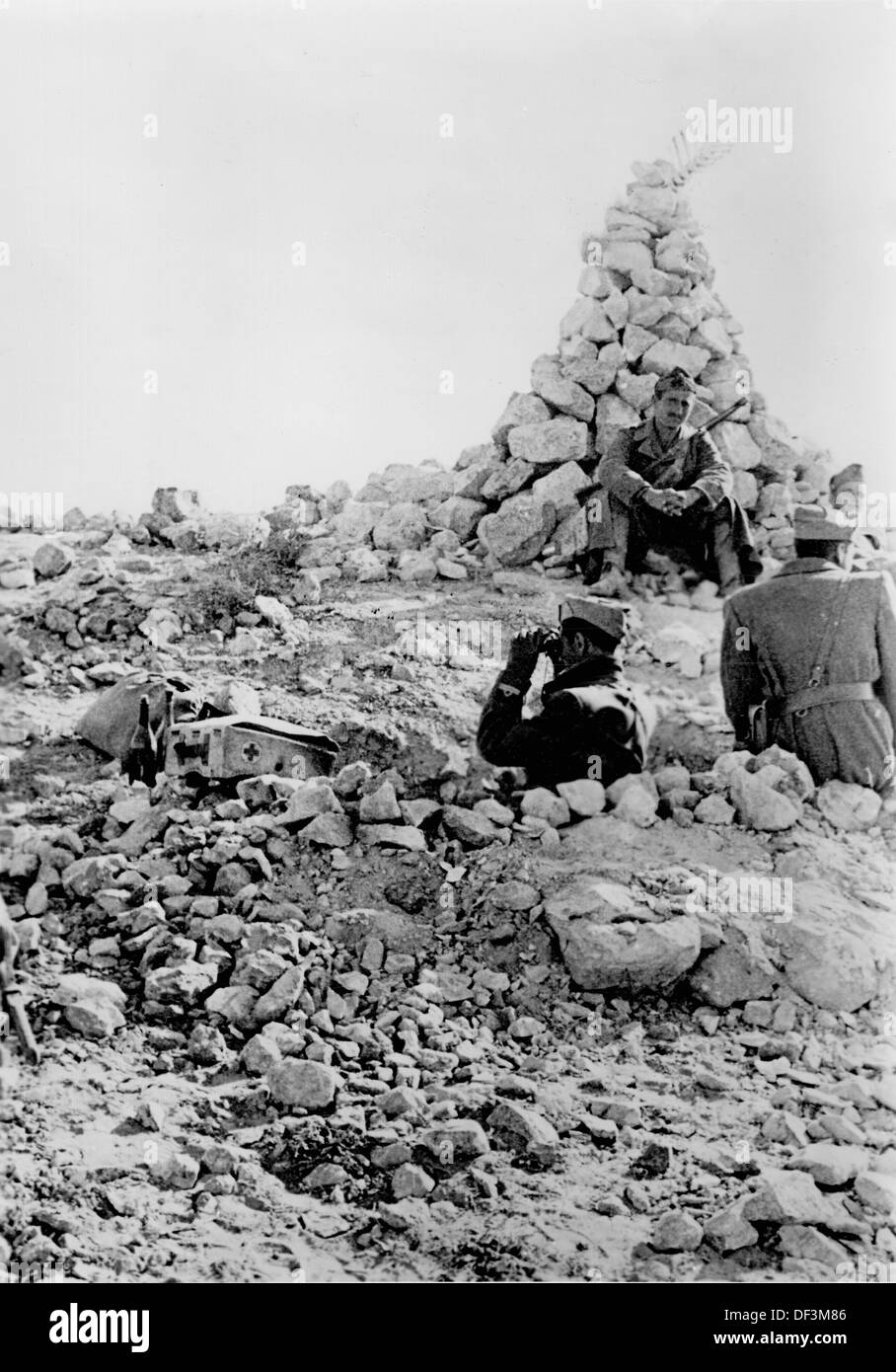 Das Bild der Nazi-Propaganda! Abbildung italienischer Soldaten an der Front in Libyen bei Tobruk, veröffentlicht am 13. Dezember 1941. Fotoarchiv für Zeitgeschichte Stockfoto