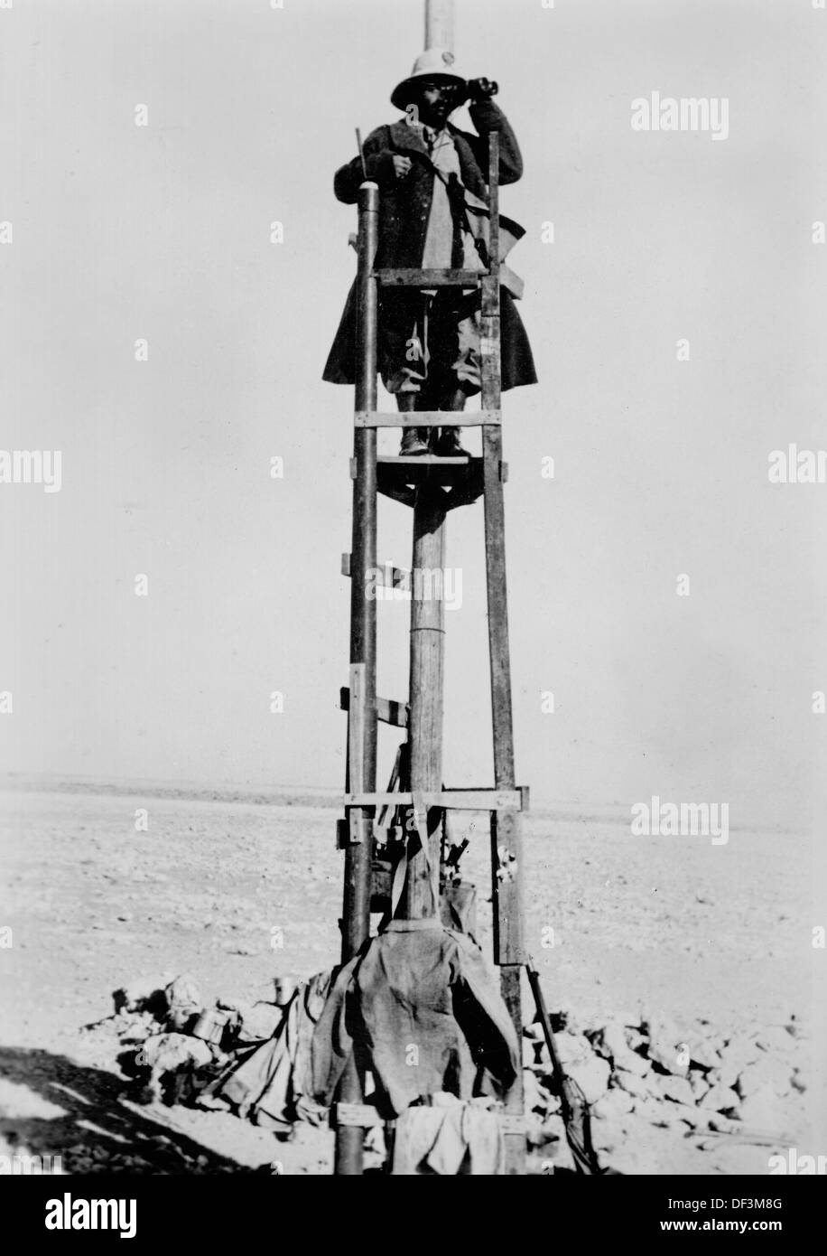 Das Bild der Nazi-Propaganda! Stellt einen Soldaten der italienischen Armee auf einem Beobachtungsposten in Sallum in Ägypten dar, veröffentlicht am 3. Dezember 1941. Fotoarchiv für Zeitgeschichte Stockfoto