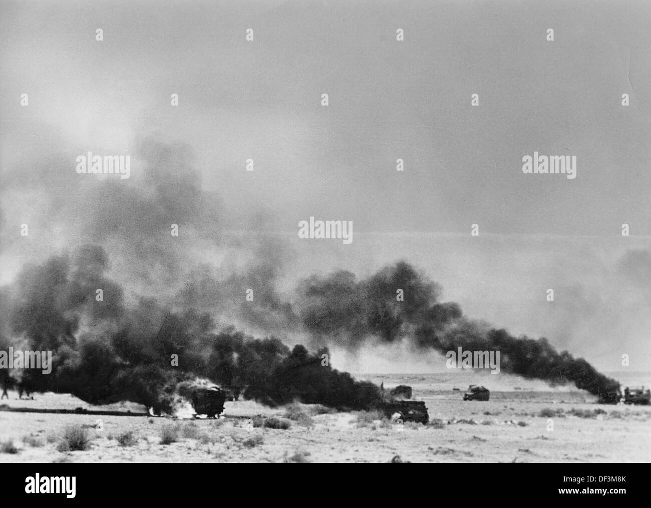 Das Bild der Nazi-Propaganda! Zeigt britische Fahrzeuge, die vom Deutschen Afrika-Korps in Afrika angegriffen werden, veröffentlicht am 18. Juni 1942. Ort unbekannt. Fotoarchiv für Zeitgeschichte Stockfoto