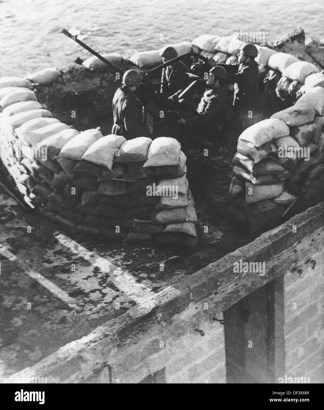 Das Bild der Nazi-Propaganda! Abbildung: Italienische Flugzeugabwehrartillerie in Libyen, veröffentlicht am 30. März 1943. Ort unbekannt. Fotoarchiv für Zeitgeschichte Stockfoto