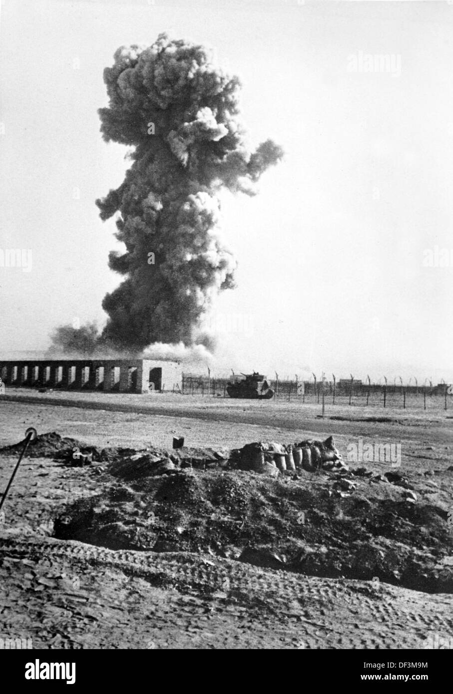 Das Bild der Nazi-Propaganda! Zeigt die Detonation einer Bombe auf einer Position der britischen Armee in Marsa Matruh, Ägypten, veröffentlicht am 19. Juli 1942. Fotoarchiv für Zeitgeschichte Stockfoto