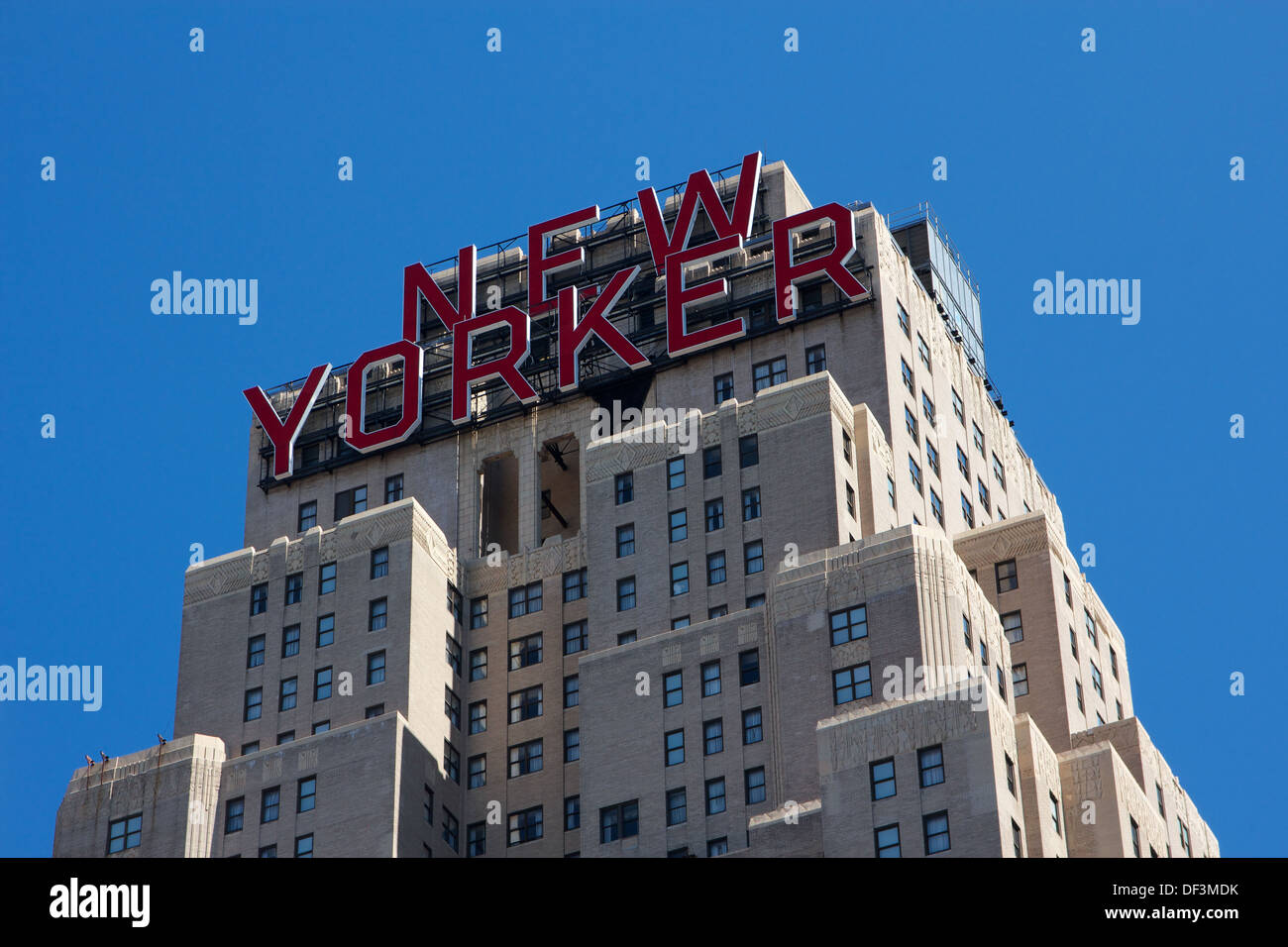 Oben auf dem berühmten New Yorker Hotel in Midtown Manhattan, New York, NY, USA. Stockfoto