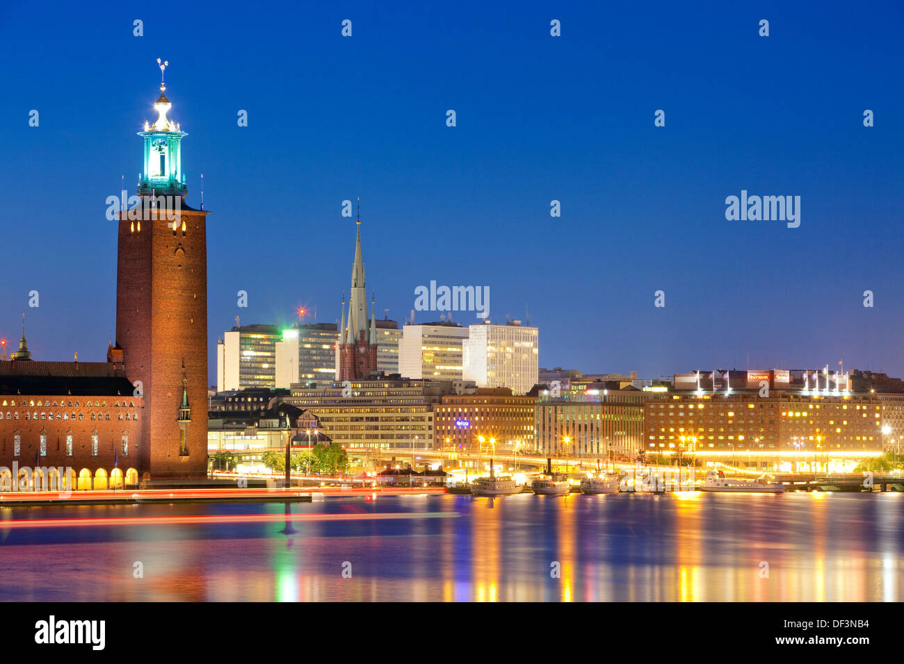 Schweden, Stockholm - das Rathaus (Stadthaus) und Stadt in der Dämmerung. Stockfoto