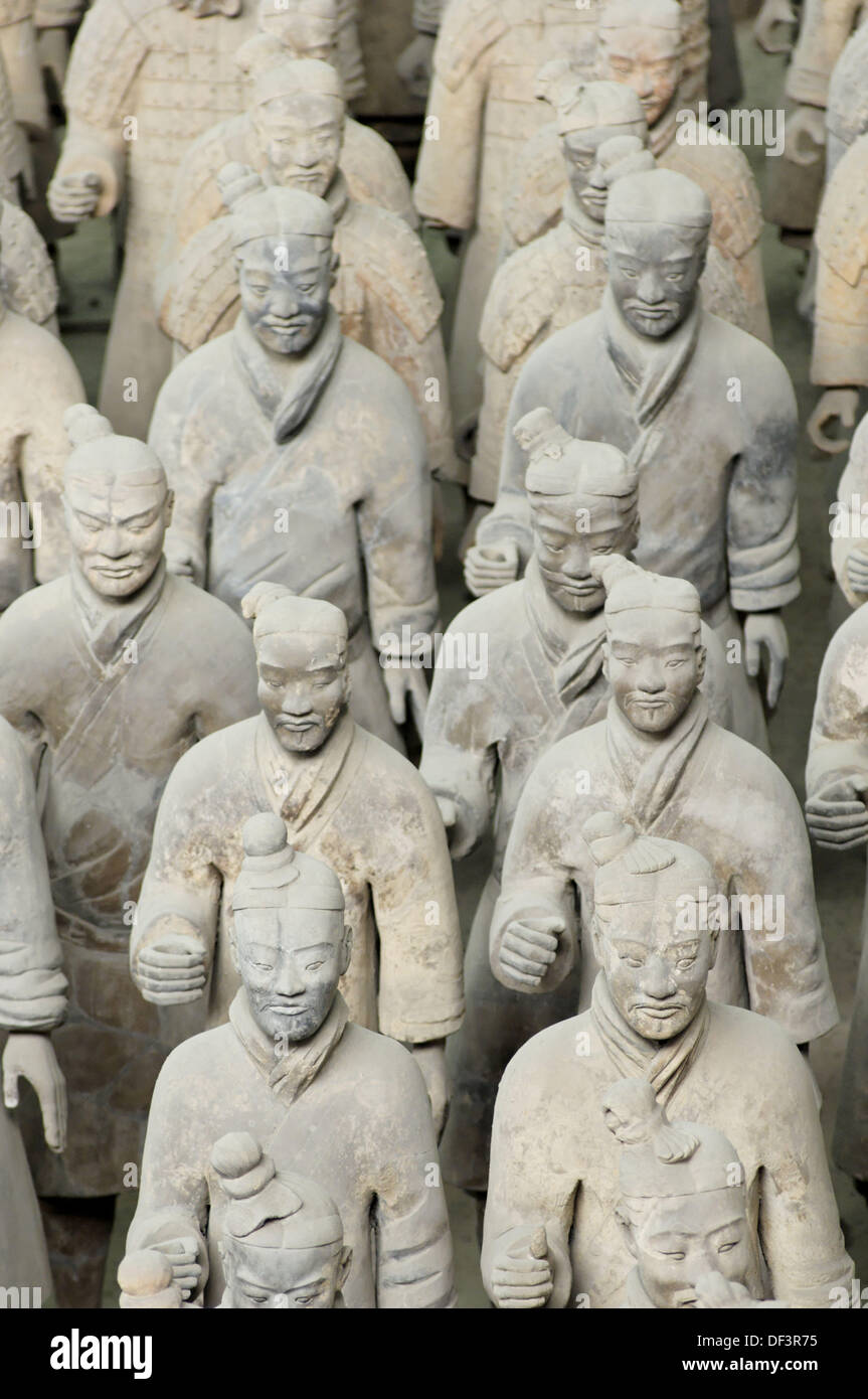 Die Terrakotta-Armee, verteilt auf drei großen unterirdischen ...