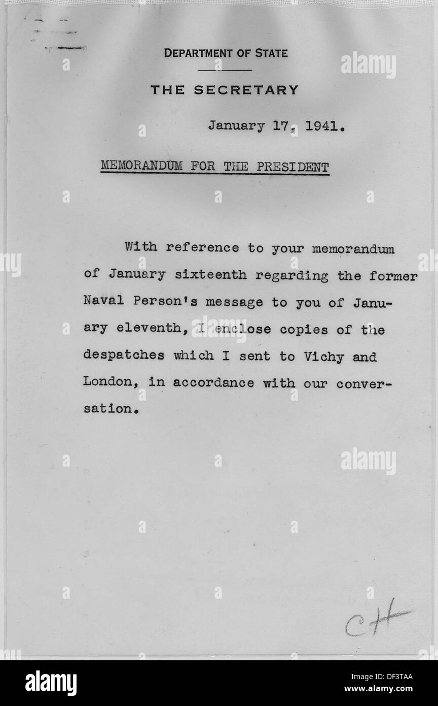 Eine Fotografie von Cordell Hull, US-Außenminister, schrieb 1939 an Präsident Franklin D. Roosevelt, in der er die Korrespondenz zwischen wichtigen US-Persönlichkeiten während des Zweiten Weltkriegs hervorhebt Stockfoto