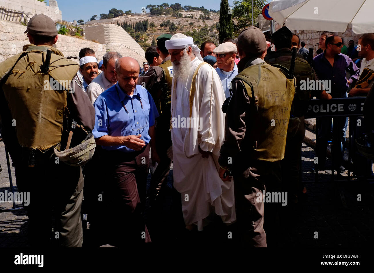 Israelische Grenze Polizei ermöglicht älteren palästinensischen Männer die Akza Moschee für Freitagsgebet in der Altstadt von Jerusalem am 27. September 2013 treten. Israelische Behörden haben strenge Beschränkungen für muslimische Gläubige verhängt, die Freitagsgebet in das edle Heiligtum durchführen möchten. Die Polizei darf palästinensische Männer über 50 Jahre Moschee zusammen mit Frauen und Kindern.  Bildnachweis: Eddie Gerald/Alamy Live-Nachrichten Stockfoto