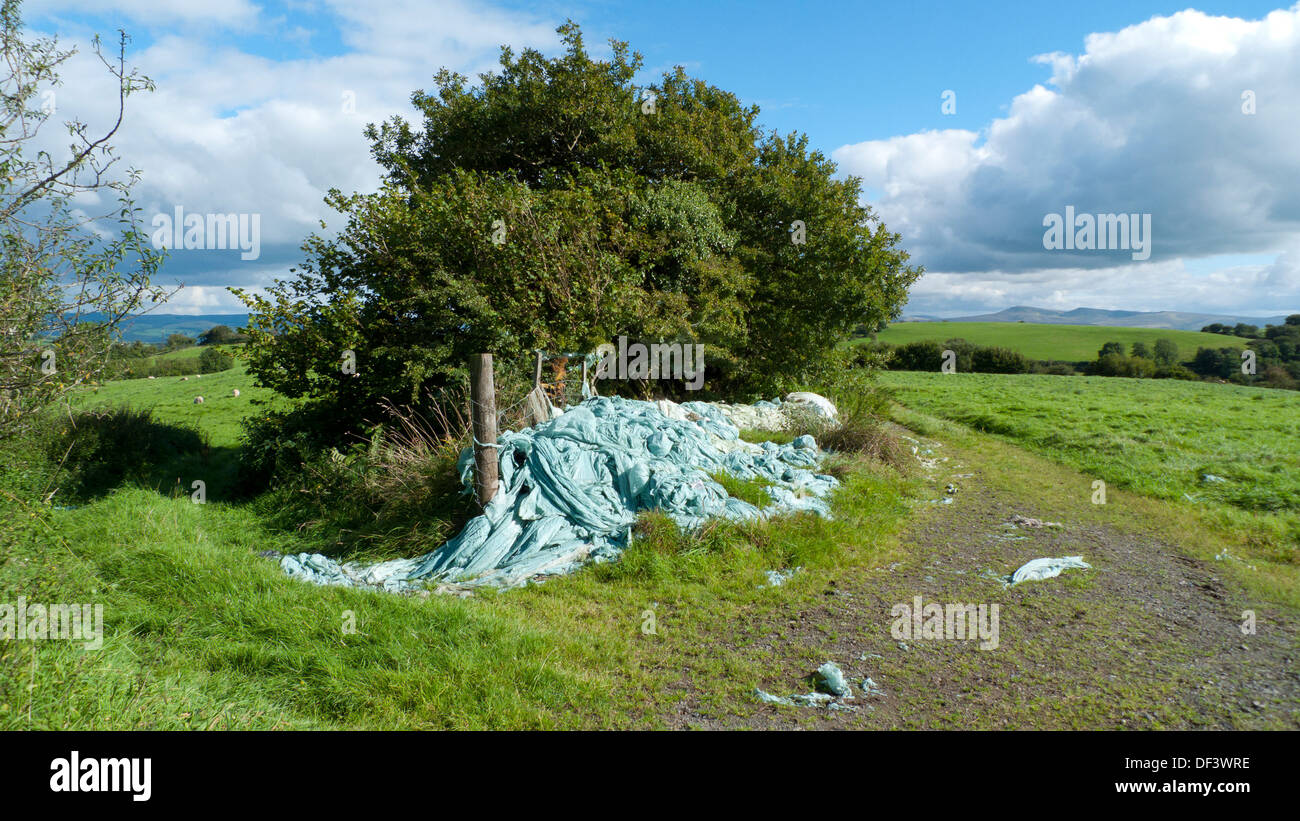 Silage wickeln Kunststoff Abfall Abfälle auf einer Farm in Wales UK Stockfoto