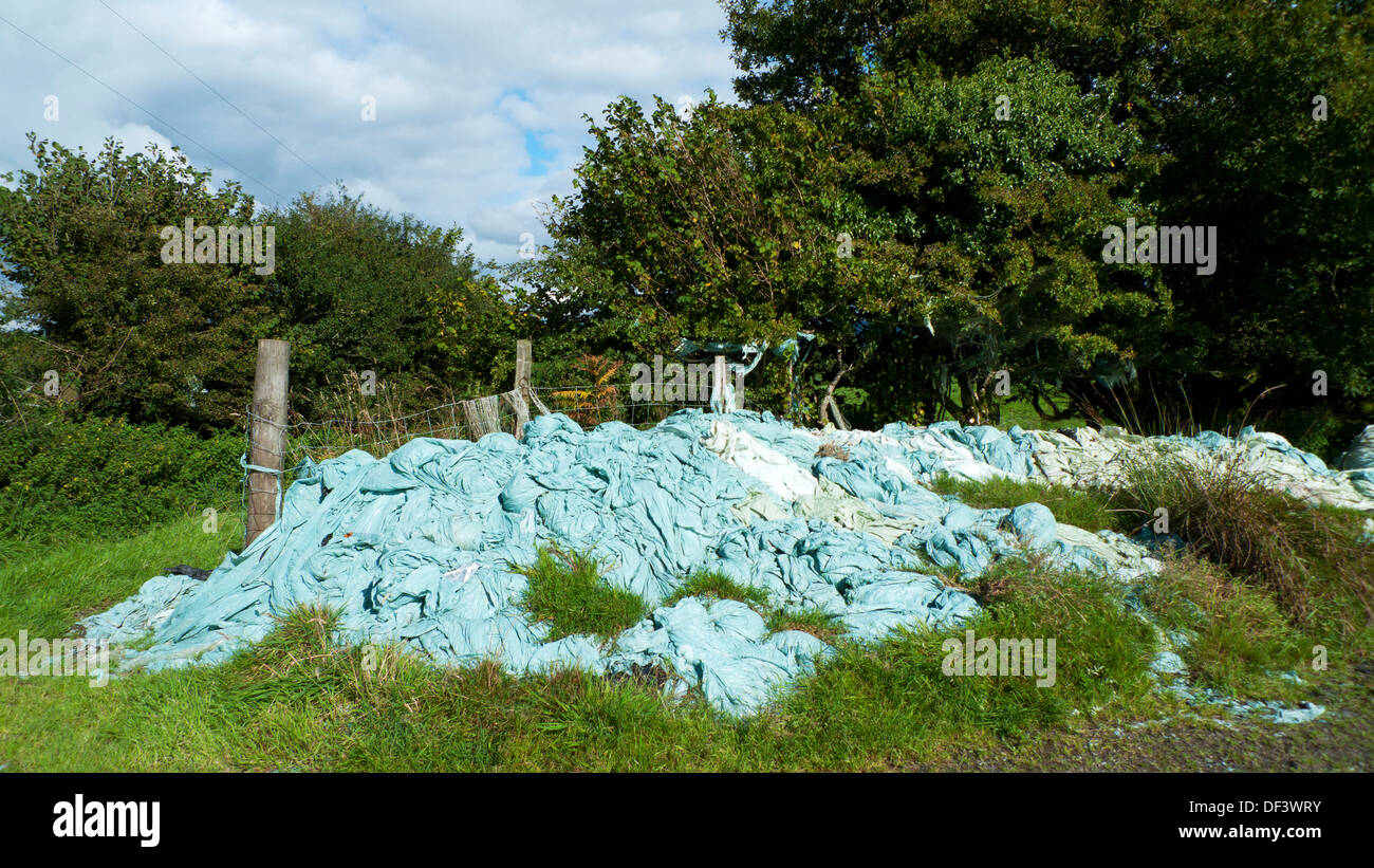 Silage wickeln Kunststoff Abfall Abfälle auf einer Farm in Wales UK Stockfoto