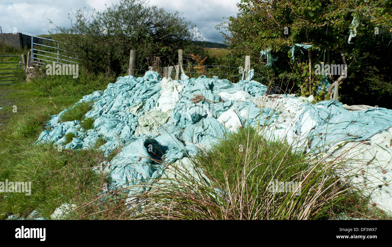 Silage wickeln Kunststoff Abfall Abfälle auf einer Farm in Wales UK Stockfoto