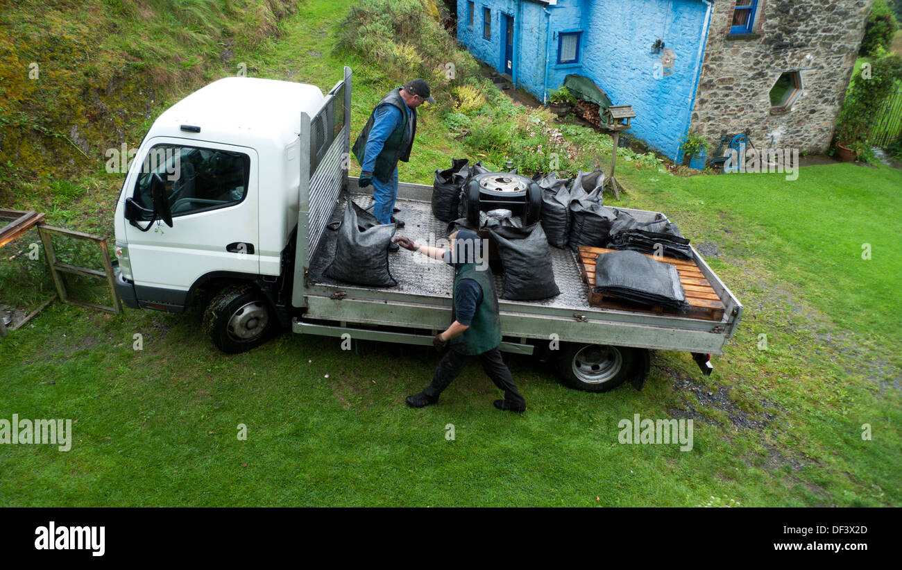 Kohlemann liefert Säcke anthrazit walisischen Feststoff Lieferung Für Heizen in Kohle Brennofen ländlichen Carmarthenshire Wales UK KATHY DEWITT Stockfoto