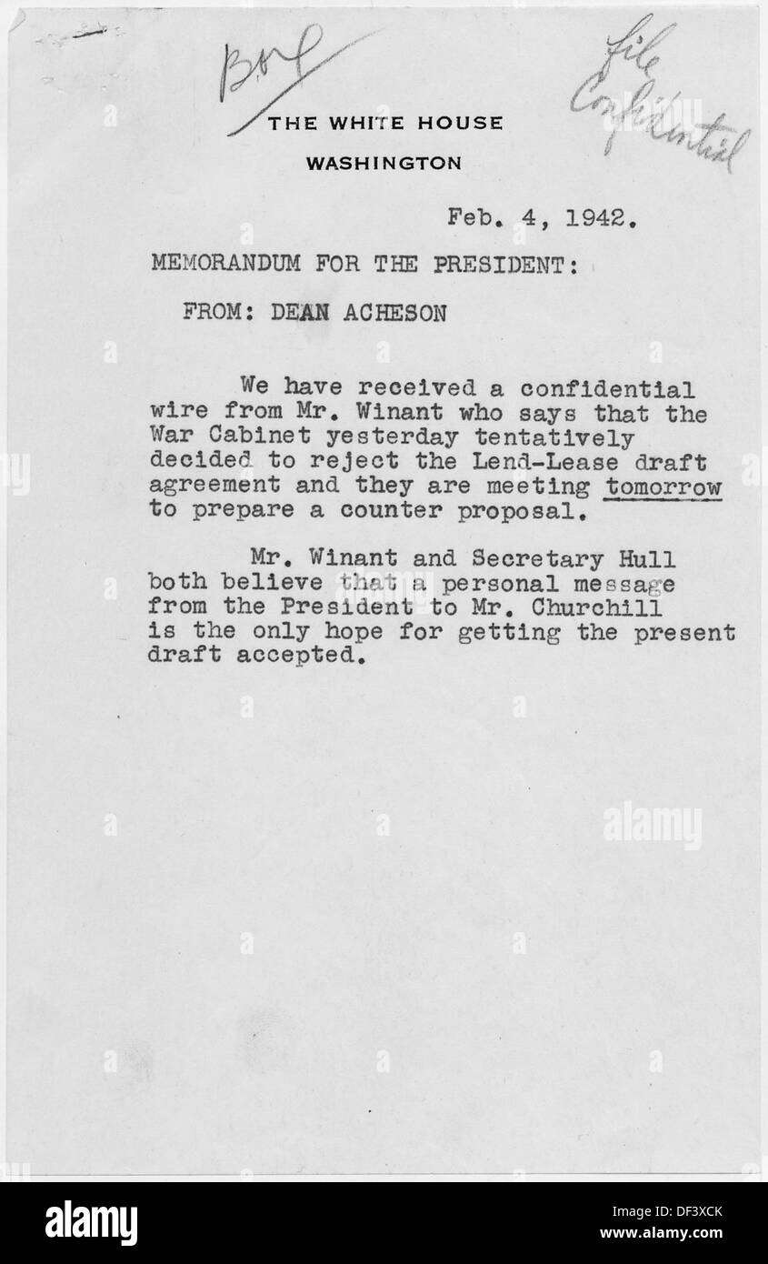 Dieses Bild zeigt eine Mitteilung von Dean Acheson an Präsident Franklin D. Roosevelt. Acheson, eine Schlüsselfigur in der US-Außenpolitik, spielte eine wichtige Rolle bei der Gestaltung der Diplomatie nach dem Zweiten Weltkrieg. Stockfoto