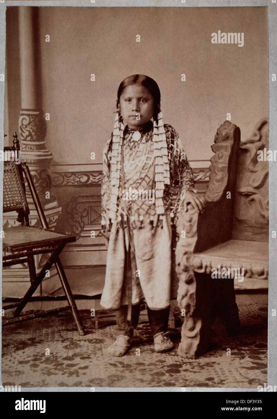 Heilige, Sioux Mädchen stehen und sitzen Bull's Tochter, Dakota-Territorium von D.F. Barry, 1880 Stockfoto