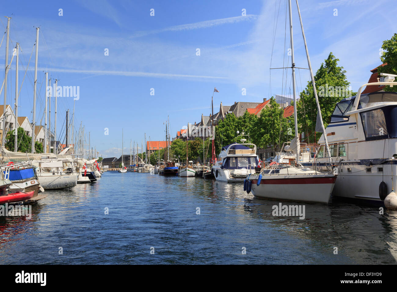 Festgemacht, Yachten, Boote und liegt auf Christianshavns Kanal, Overgaden, Christianshavn, Kopenhagen, Seeland, Dänemark Stockfoto