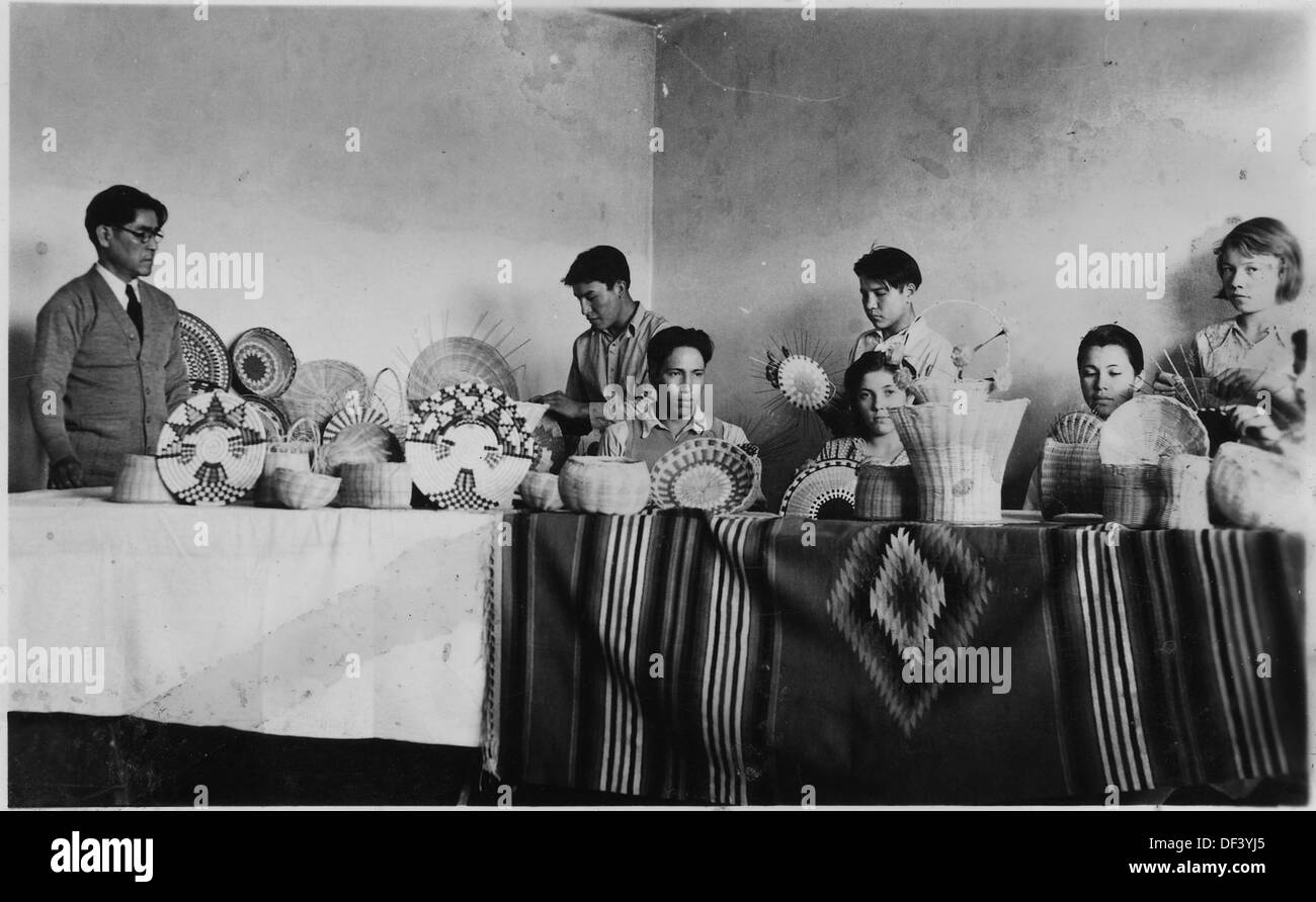 Eine Ausstellung mit Körben, die von Schülern erstellt wurden und deren Handwerkskunst und Fertigkeiten beim Korbflechten hervorheben, typischerweise im Rahmen eines Bildungs- oder Kulturprogramms. Stockfoto