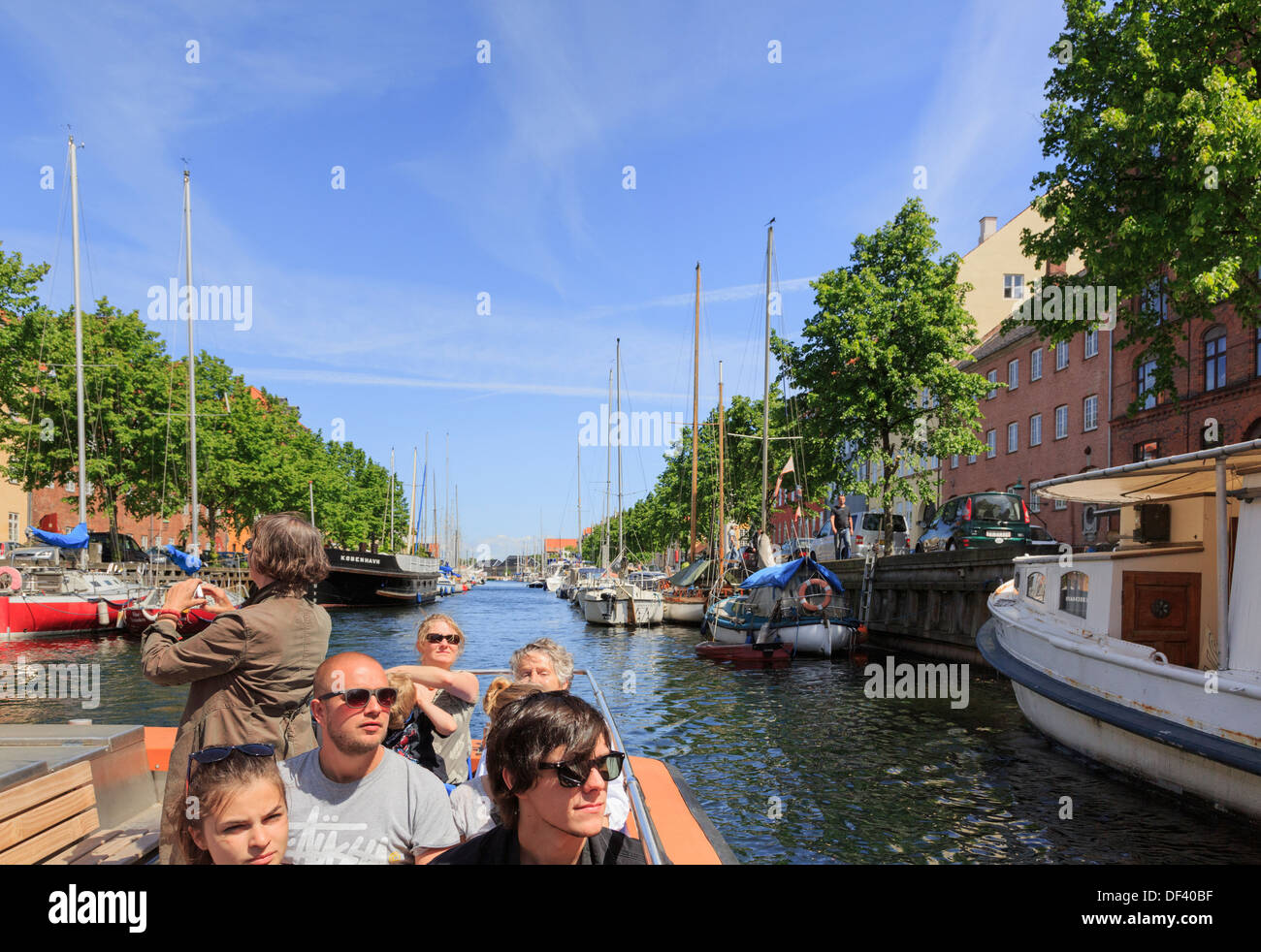 Touristen-Sightseeing cruise Boot auf die Christianshavns Kanal, Overgaden, Christianshavn, Kopenhagen, Seeland, Dänemark Stockfoto