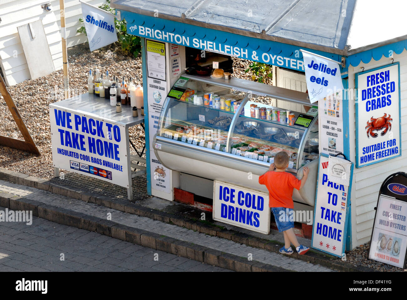 Brighton, East Sussex, England, UK. Muscheln und Austern Stall direkt am Meer Stockfoto