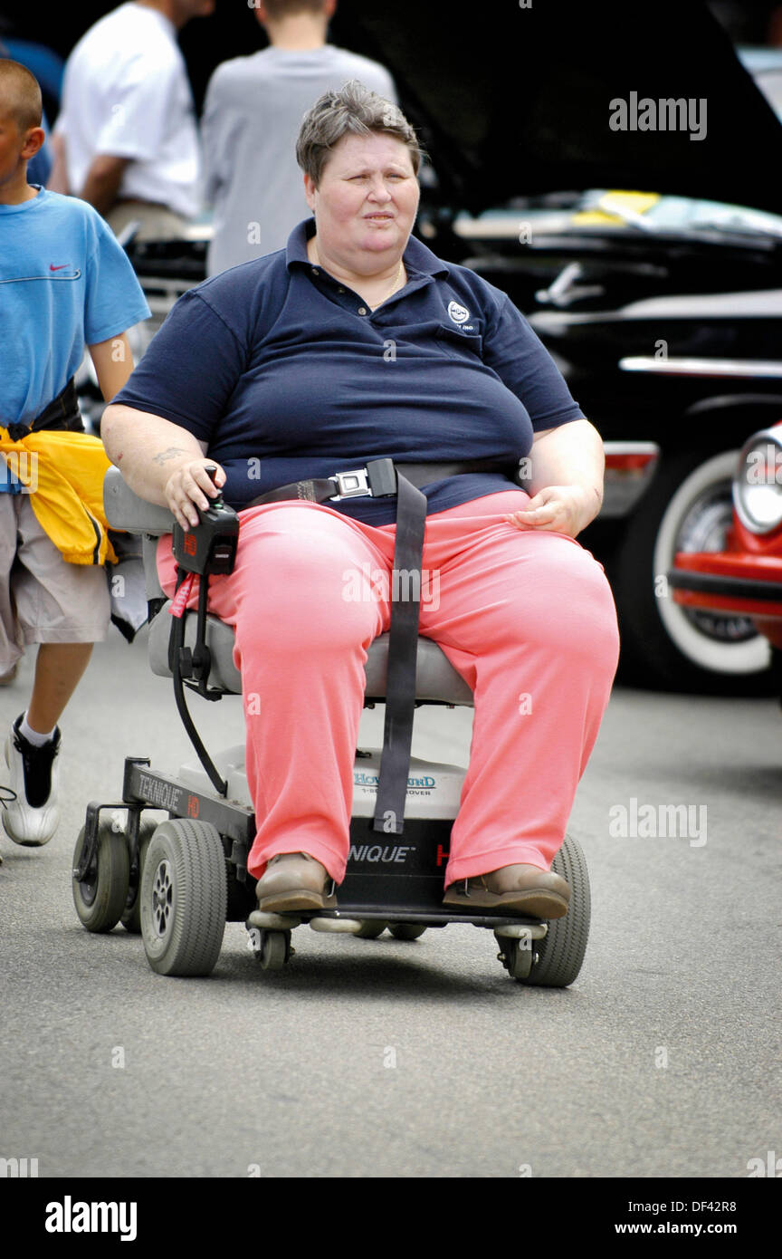 Behinderte Frauen Auf Batterie Betriebene Wagen Stockfoto Bild