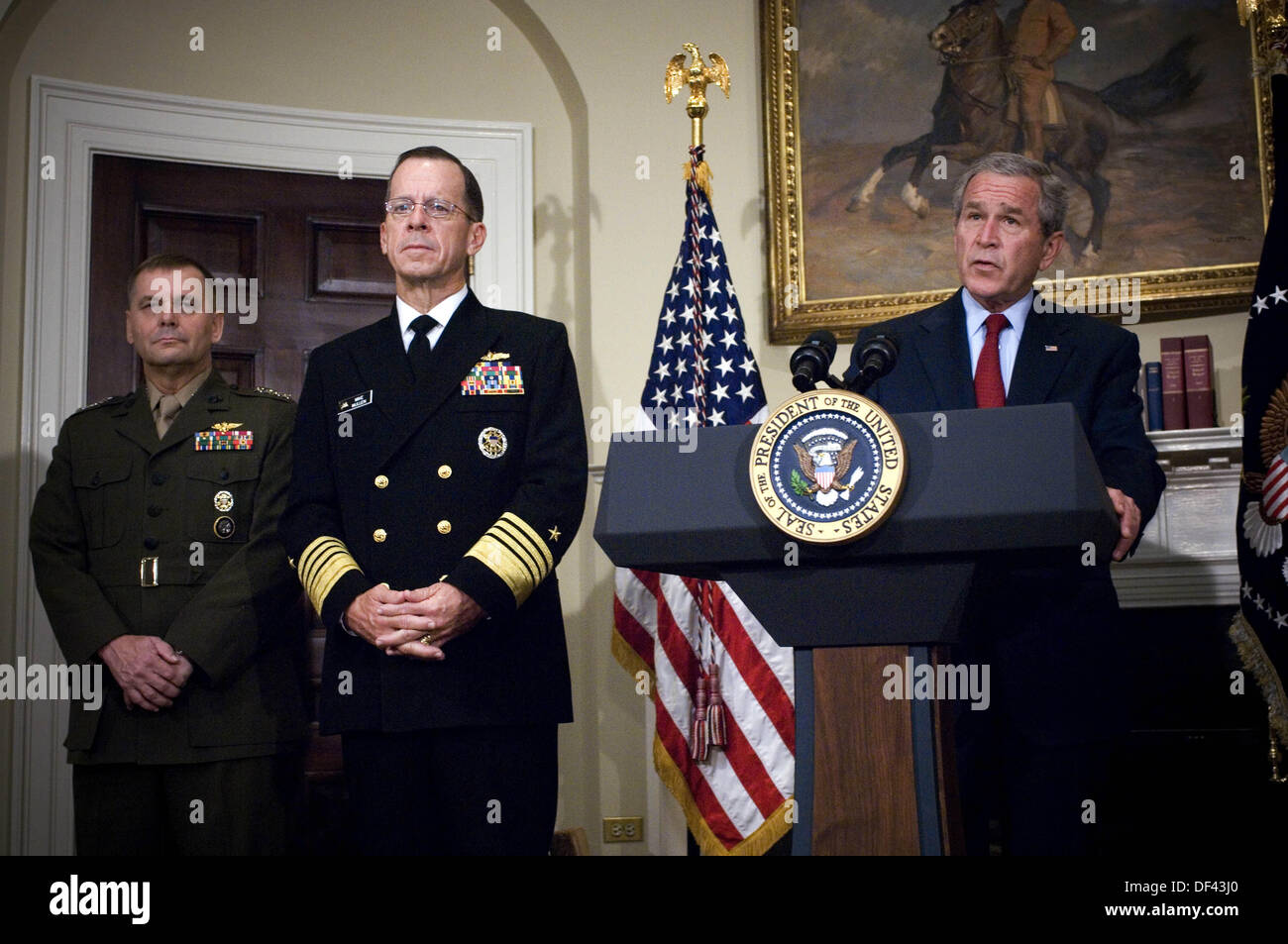 US-Präsident George W. Bush (rechts) kündigt die Ernennung von Admiral Mike Mullen (2. von links), US-Marine und General James E. Cartwright als Vorsitzender und stellvertretender Vorsitzender der Joint Chiefs Of Staff, bzw. in der Roosevelt-Platz im Weißen Haus am 28. Juni 2007. Mullen ist derzeit der Chief of Naval Operations und Cartwright ist der Kommandant der US Strategic Command. Cartwright ist ein Ziel der Gerechtigkeit-Abteilung Untersuchung in ein Leck von Informationen über eine verdeckte US-israelischen Cyberangriff auf Iranâ?? s Atomprogramm. Obligatorische Credit: Chad J. McNeeley / DoD V Stockfoto