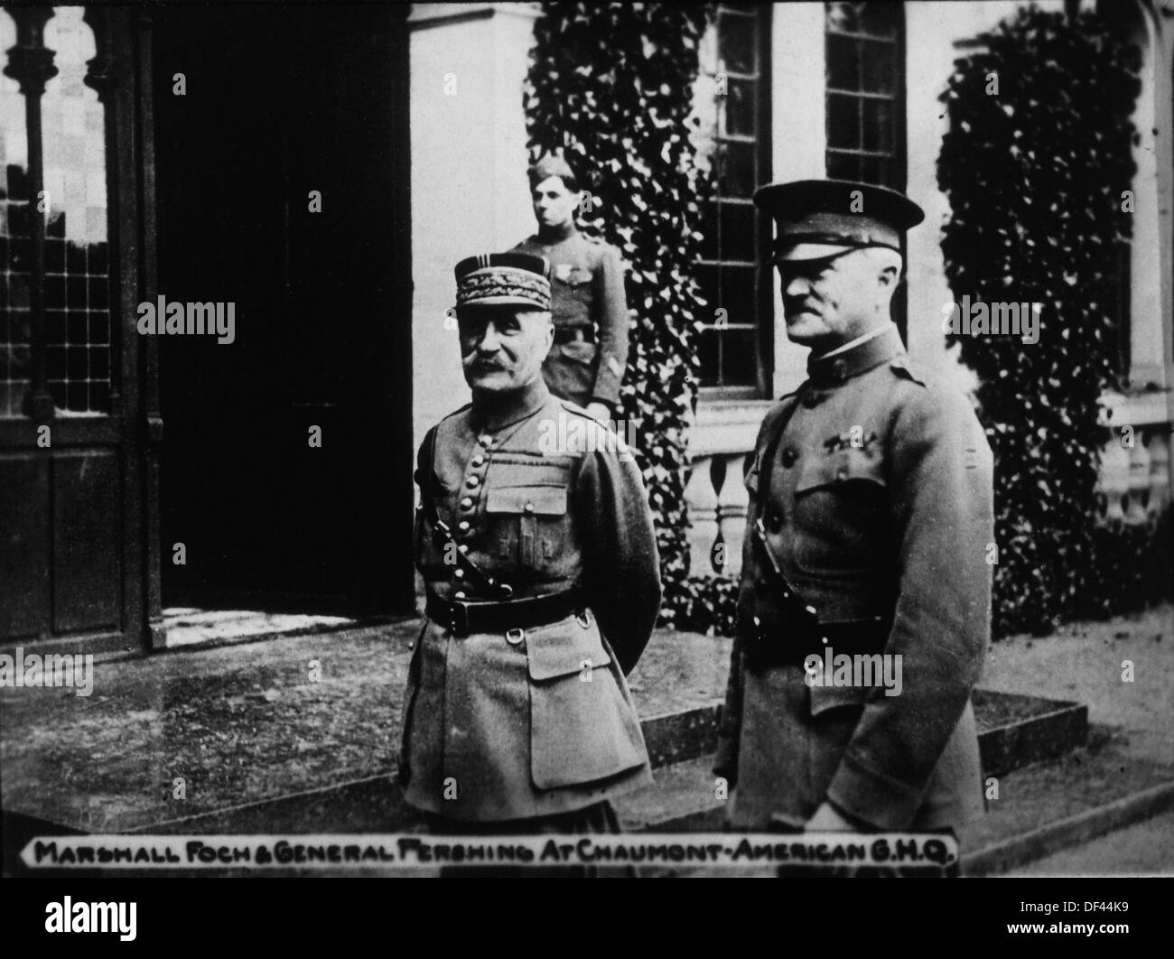 Marschall Ferdinand Foch mit General John Pershing, Oberbefehlshaber der American Expeditionary Forces, Chaumont, Frankreich, 1917 Stockfoto