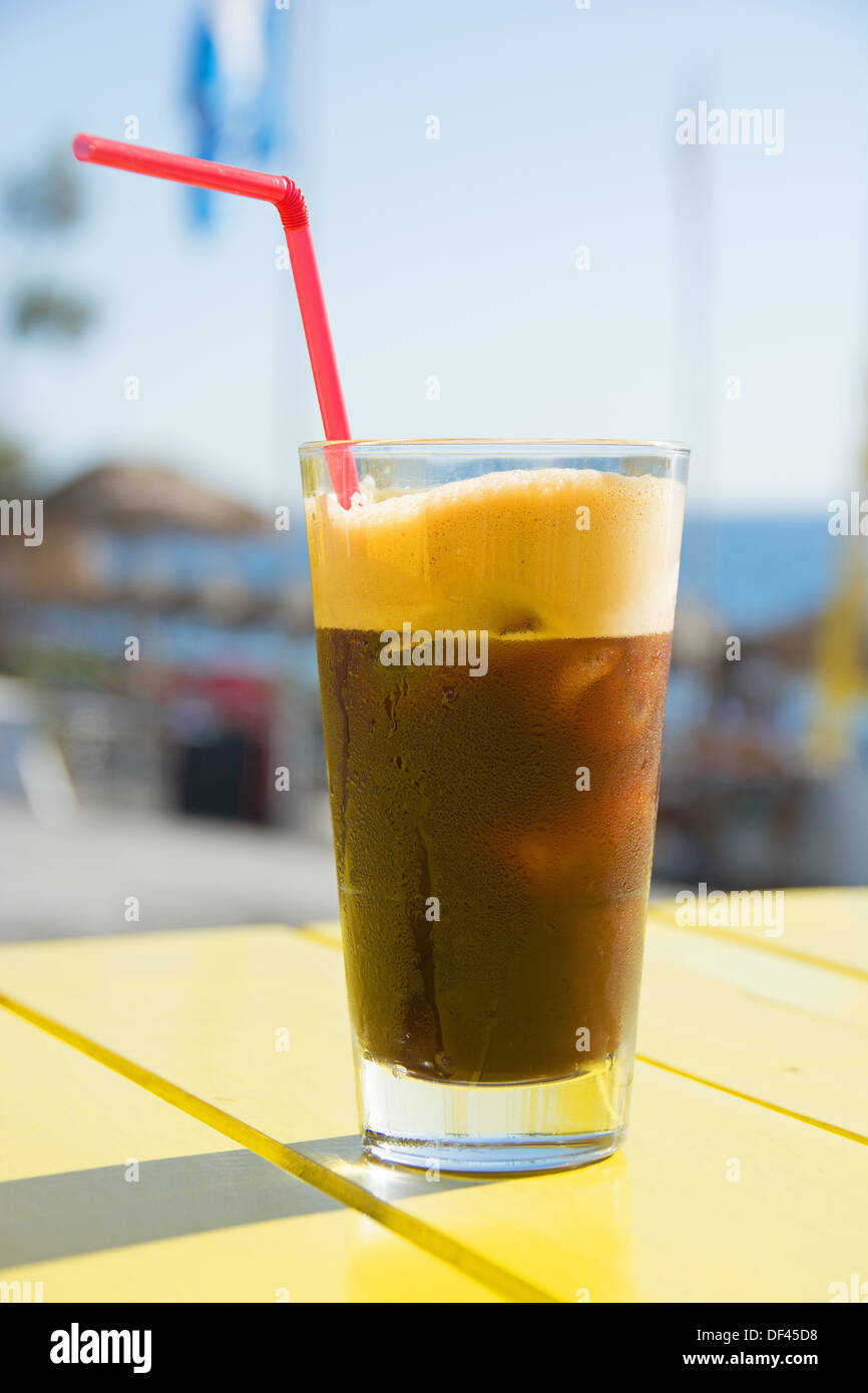 Ein Glas schaumig "Espresso Fredo" schwarze Eiskaffee. Griechenland, 2013. Stockfoto