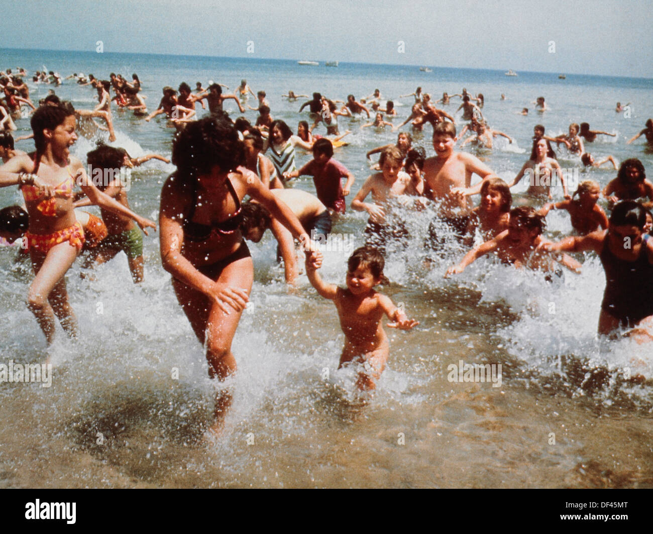Scharen von Menschen aus dem Wasser am Strand laufen, auf dem der Film "Jaws", Zanuck/Braun Company, Universal Pictures, 1975 Stockfoto