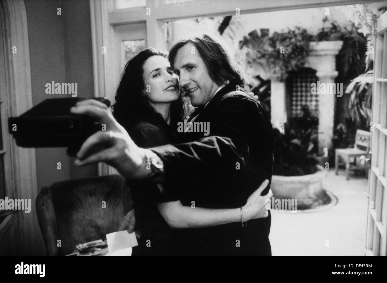 Andie MacDowell und Gerard Depardieu schließen zu umarmen, während der Einnahme von Foto, am Set des Films "Green Card", 1990 Stockfoto