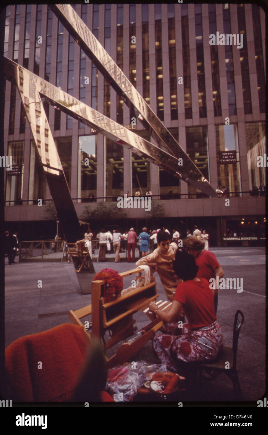 Dieses Foto zeigt eine Webdemonstration während des Festivals of Folk Arts and Crafts im Rockefeller Center. Die Veranstaltung, die auf der versunkenen plaza des McGraw-Hill Building stattfindet, zeigt traditionelle Handwerkskunst in einem urbanen Ambiente. Stockfoto