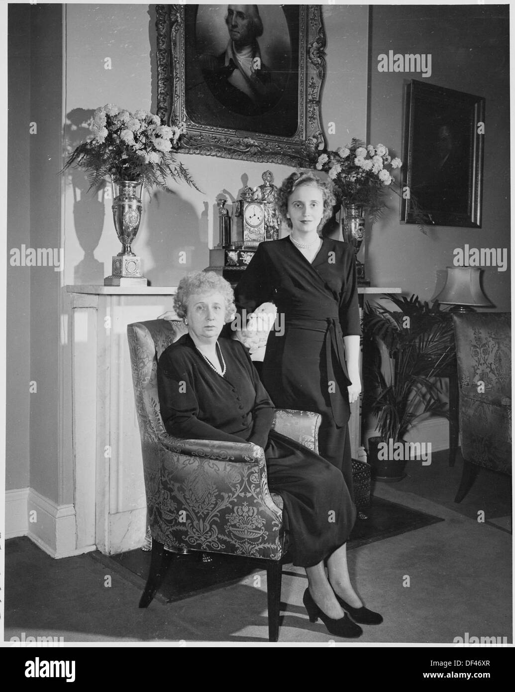 First Lady Bess Truman und ihre Tochter, Margaret, posieren für ein Porträt vor dem Kamin im Blair House. 200023 Stockfoto