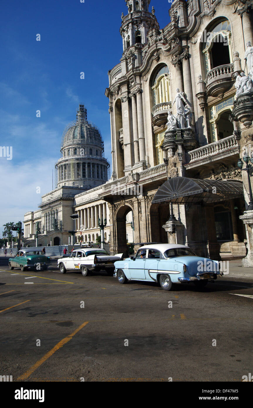 Alte Autos vorbei an El Capitolio - Havanna, Kuba Stockfoto