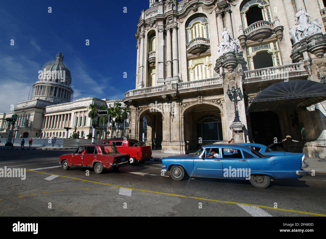 Alte Autos vorbei an El Capitolio - Havanna, Kuba Stockfoto