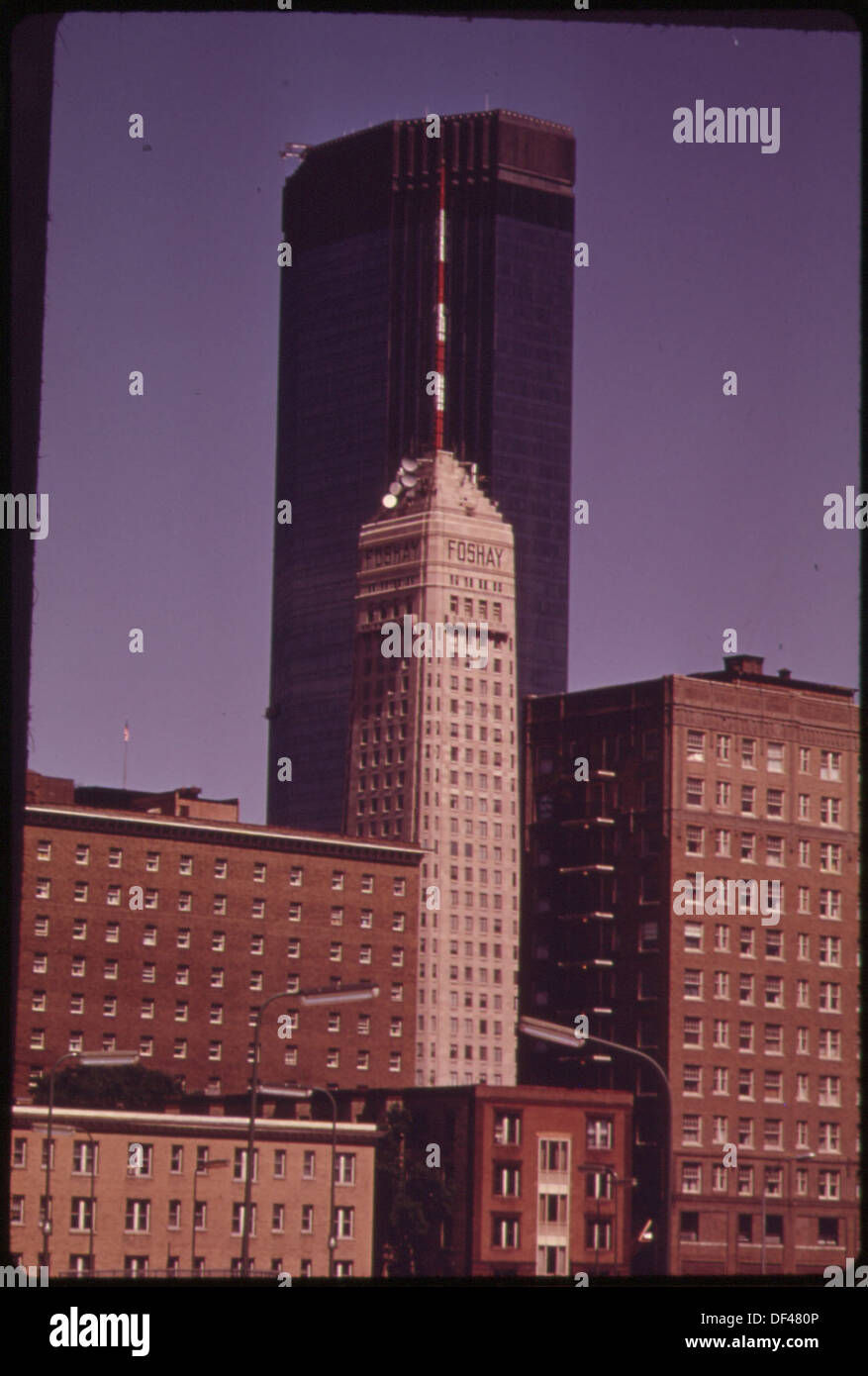 Der Foshay Tower, der erste Wolkenkratzer in der Innenstadt von Minneapolis, steht im Gegensatz zum neueren IDS Center. Die Gebäude repräsentieren bedeutende Entwicklungen in der Skyline und Architekturgeschichte der Stadt. Stockfoto