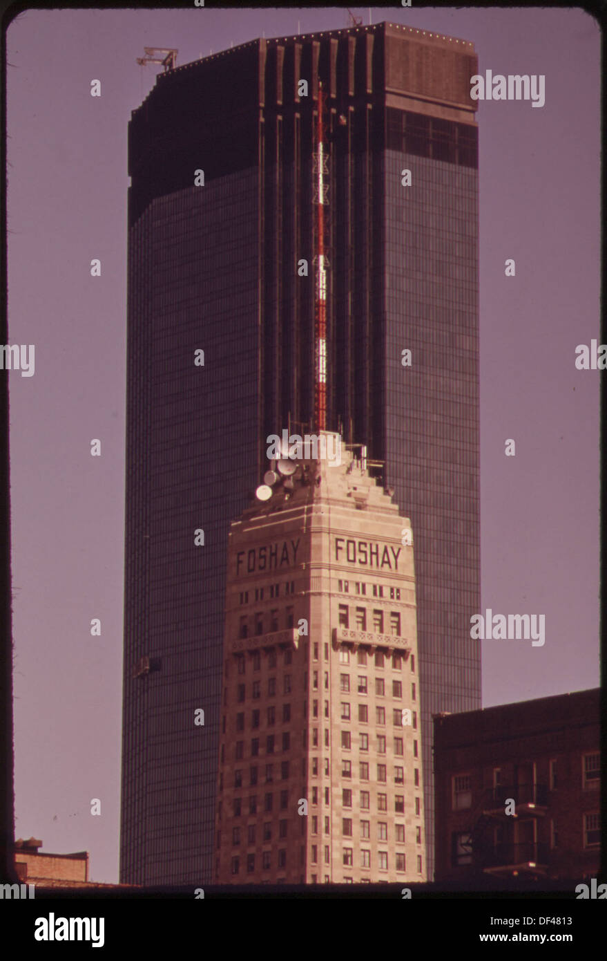 FOSHAY TOWER, EINST DAS HÖCHSTE GEBÄUDE IM STADTZENTRUM VON MINNEAPOLIS IST DURCH DAS NEUE I.D.S.-CENTER IN DEN SCHATTEN GESTELLT. BEIDE... 551457 Stockfoto