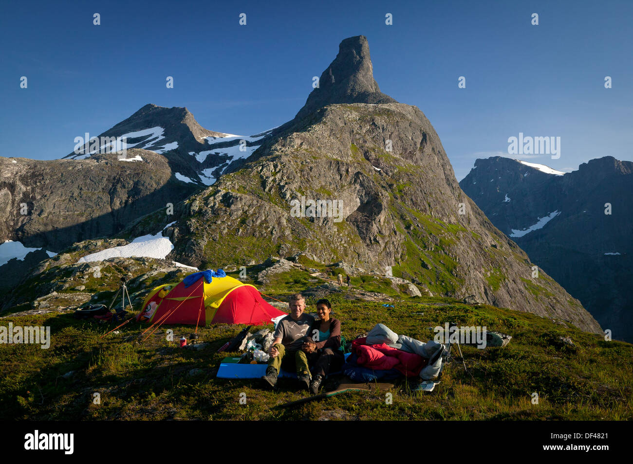Outdoor-Fotografen Øyvind Martinsen und Zizza Gordon in ihrem Foto-Lager unter Romsdalshorn im Tal Romsdalen, Norwegen. Stockfoto