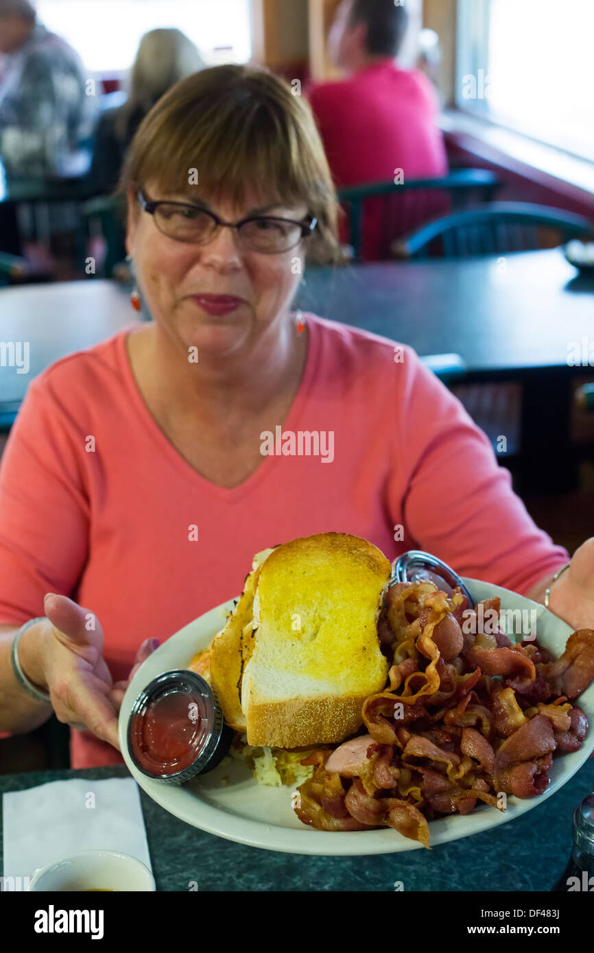 Birch Run, Michigan - Frühstück im Restaurant Tonys Lieferumfang ein Pfund Speck. Stockfoto