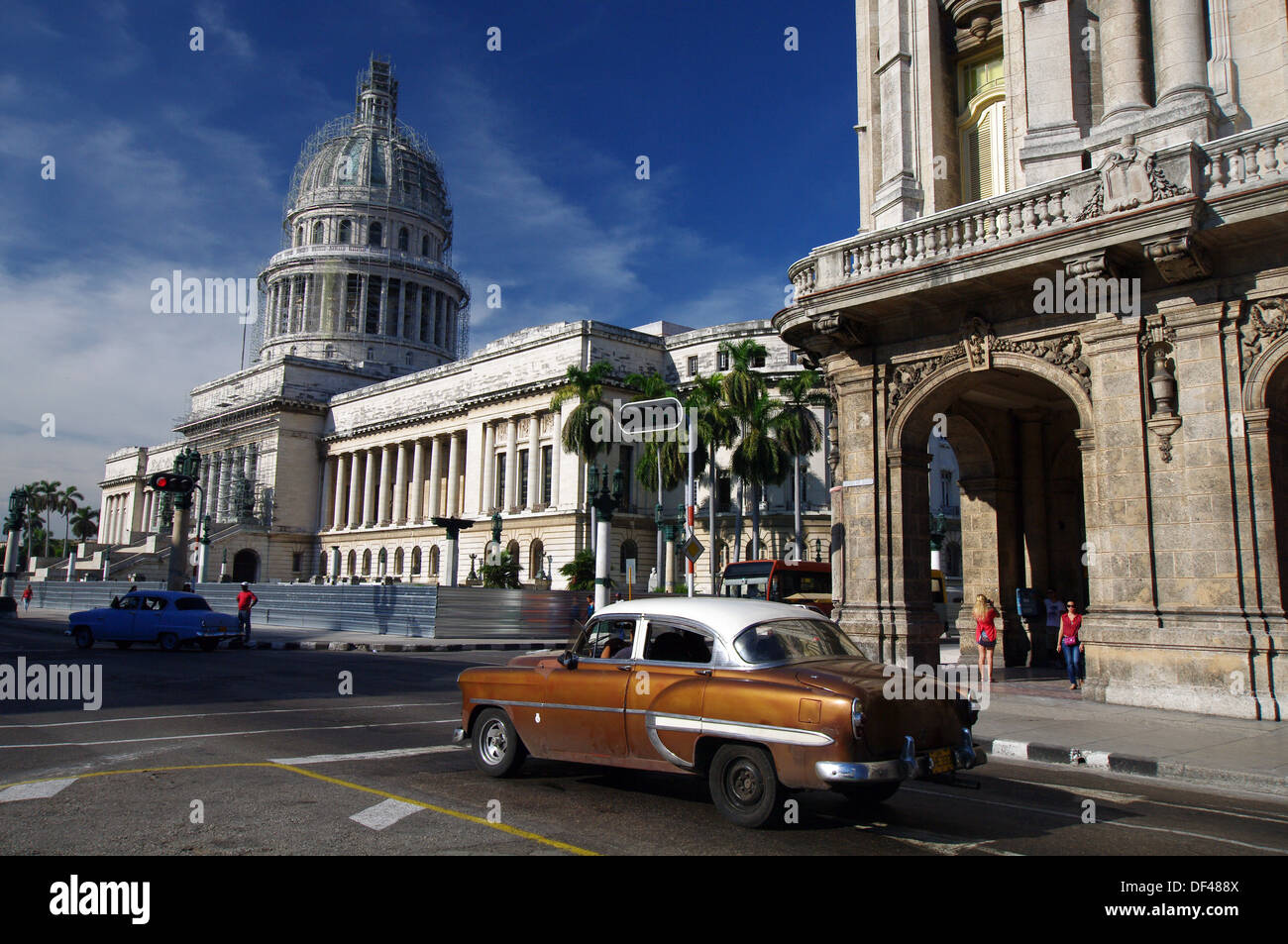 Altes Auto vorbei an El Capitolio - Havanna, Kuba Stockfoto
